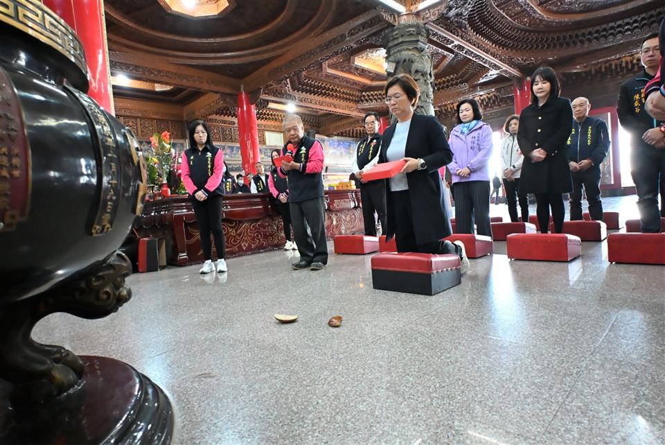 縮圖：09海牛節擲筊