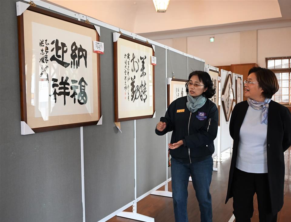 縮圖：14縣長巡視義賣畫作