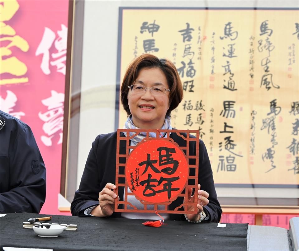 縮圖：18縣長書寫春聯