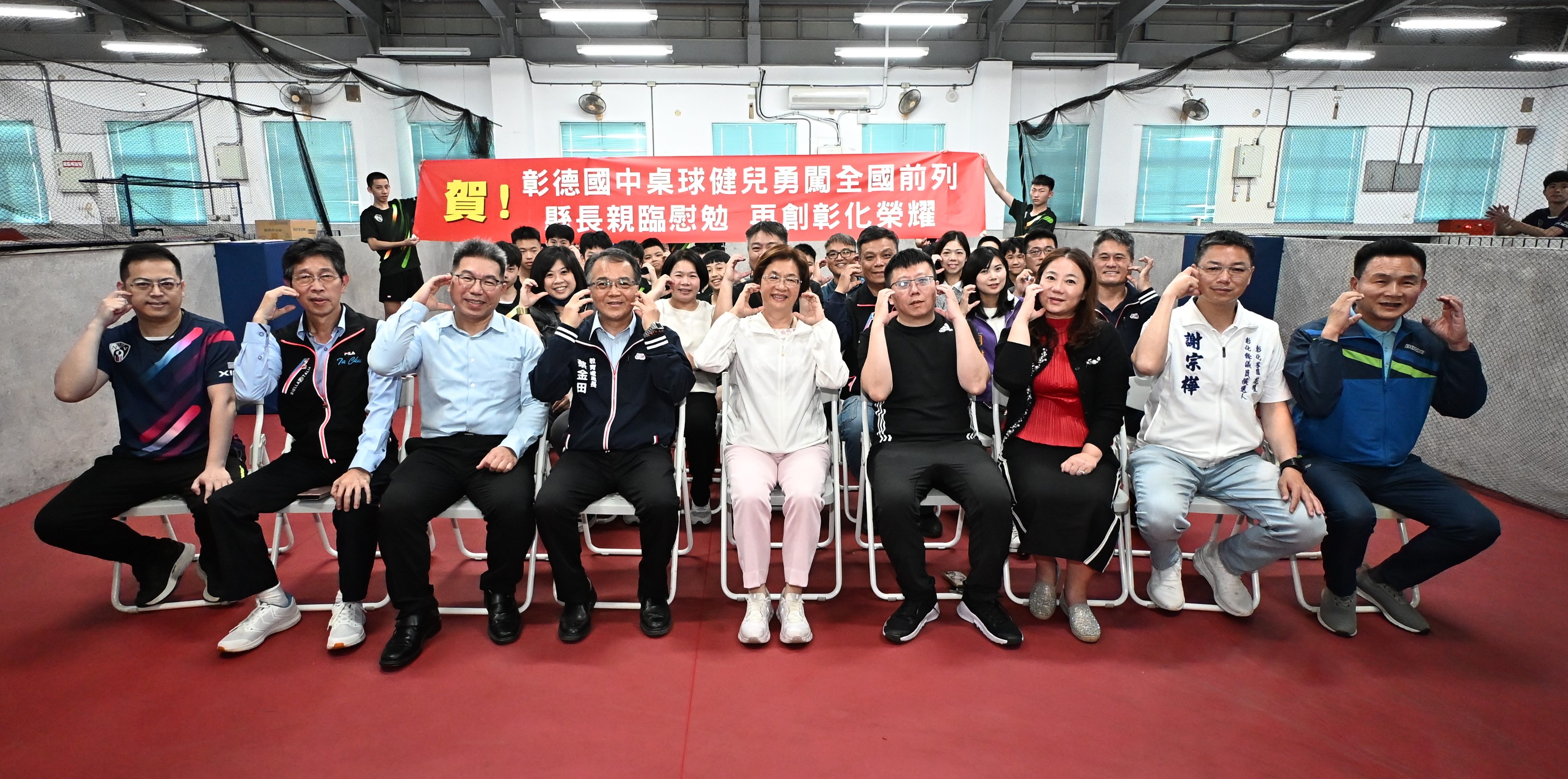 縮圖：王惠美縣長前往彰德國中慰勉桌球選手 表達支持與鼓勵