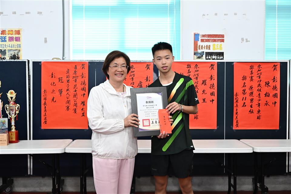 縮圖：03頒贈感謝狀2