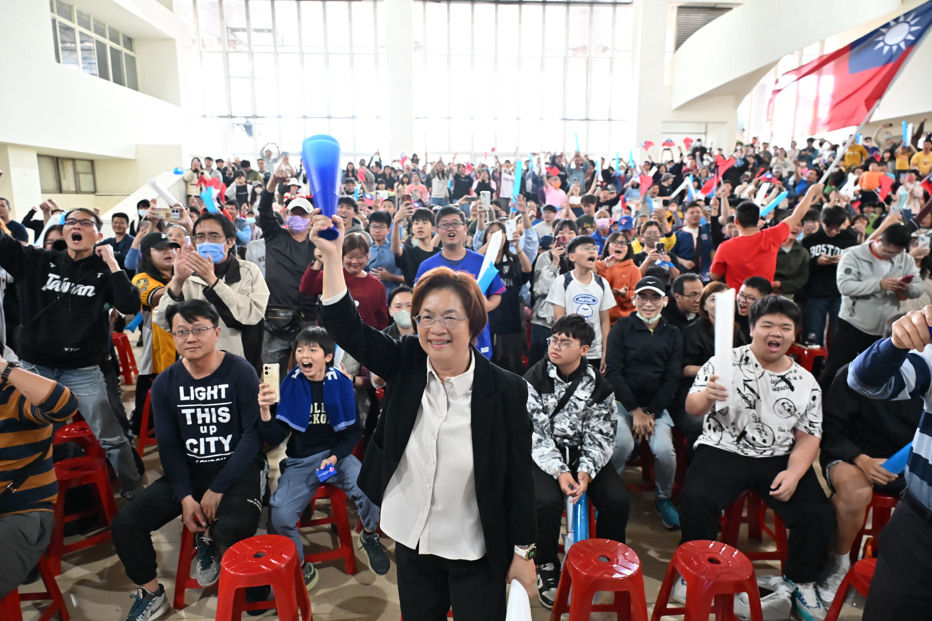 圖關鍵生死戰！縣長領軍挺中華隊 彰縣府大廳應援人潮極力克韓