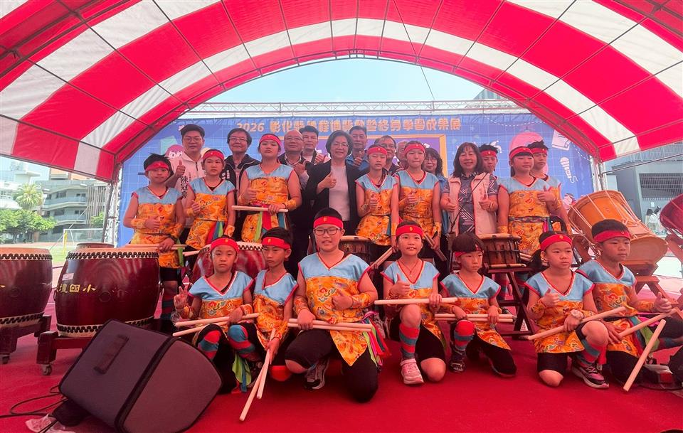 縮圖:03博覽會暨成果展-與太鼓團合影