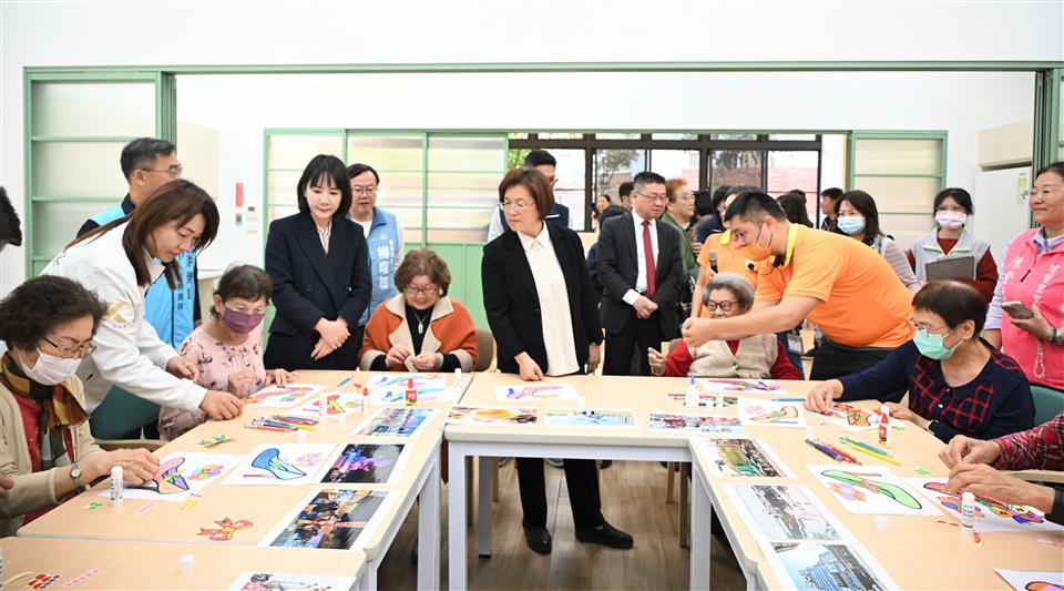 縮圖：07縣長巡視長者手作