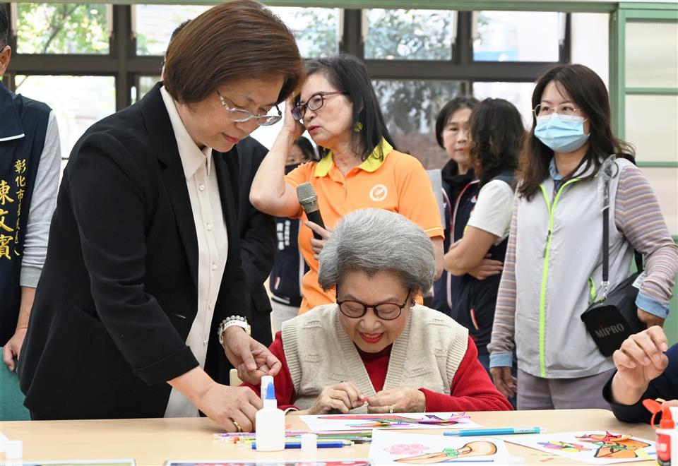 縮圖：08縣長協助長者手作