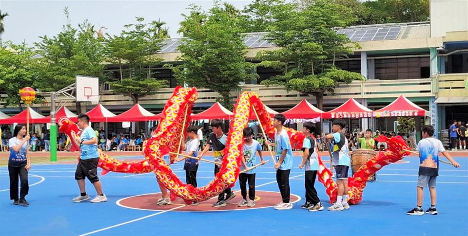 縮圖：03舞龍隊表演