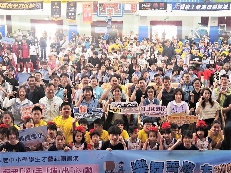 縮圖：02合照近照