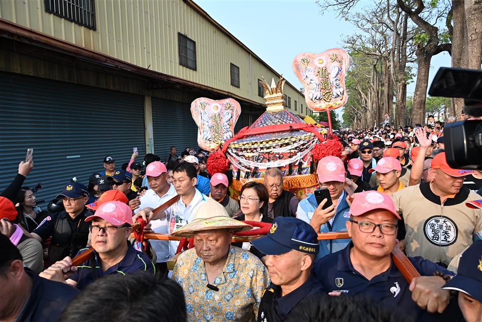 縮圖：03縣長抬轎2