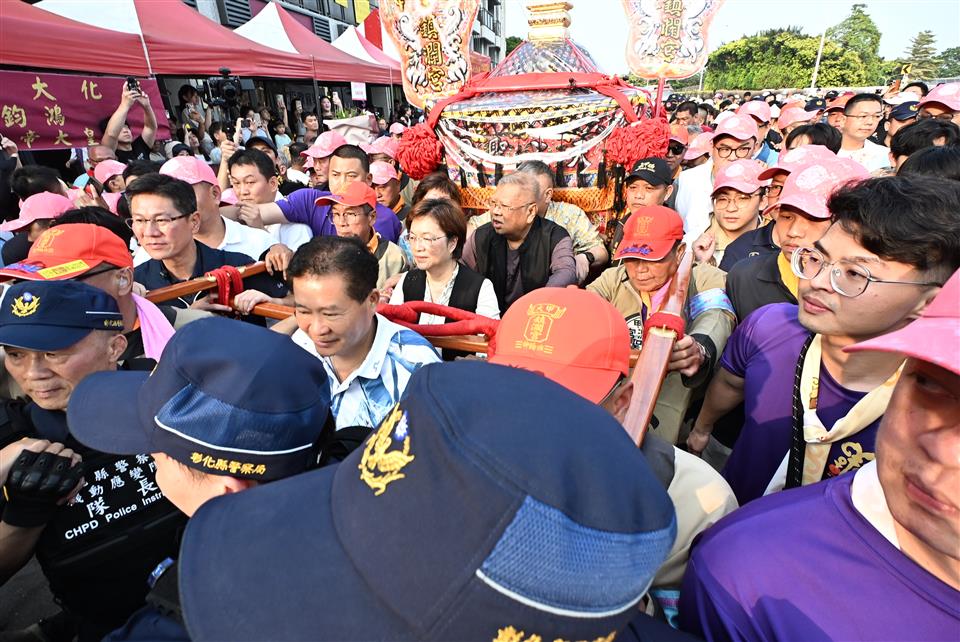 縮圖：05縣長抬轎