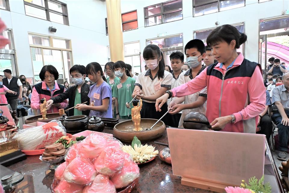 縮圖：09華嚴寺捐復康巴士