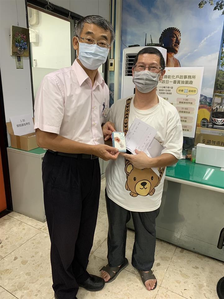 主任頒贈宣導禮品001