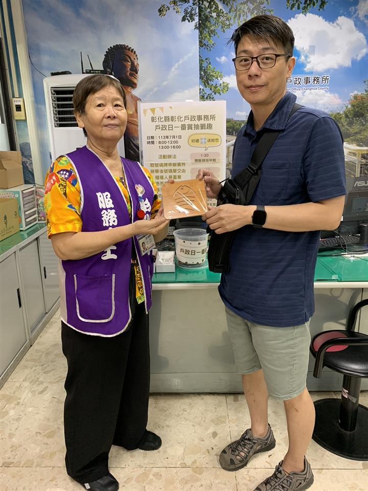 志工協助民眾領取宣導禮品006